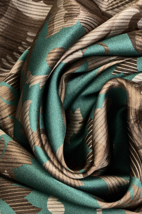 Orientalische Motive aus Seidensatin