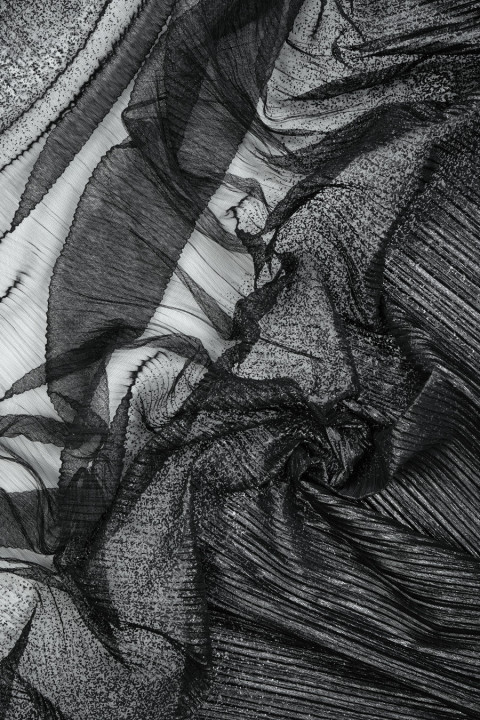 Plisovaný černý zdobený tyl