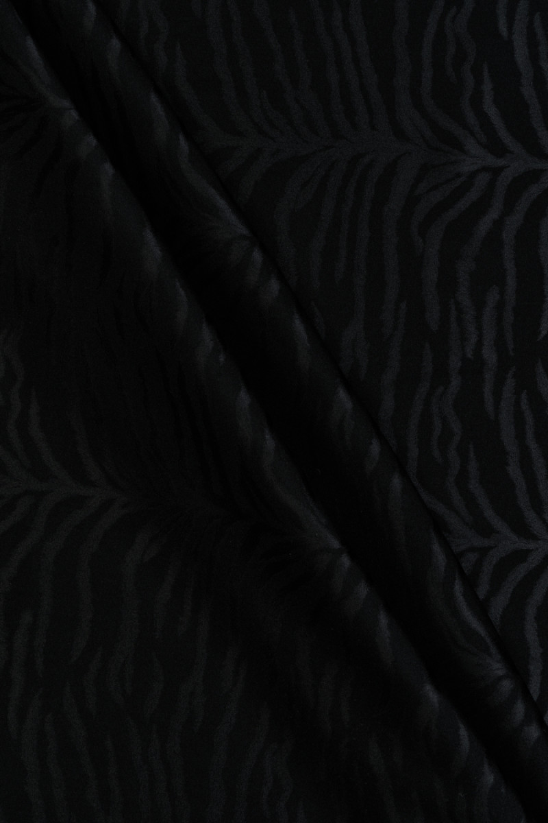 Tissu en soie tigre noir