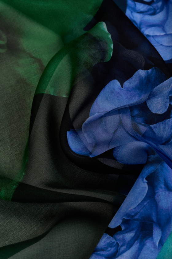 Zijden mousseline met groene en blauwe bloemen