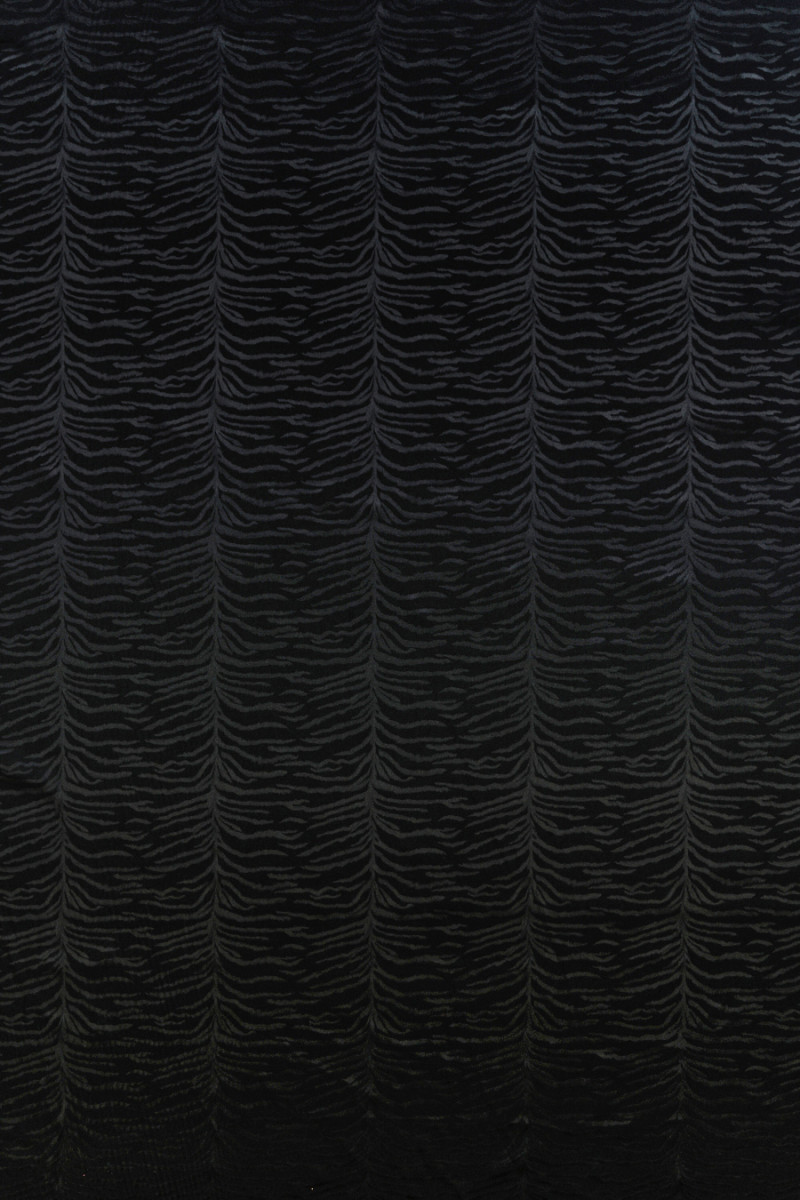 Stoff aus schwarzer Tigerseide COUPON 160 cm