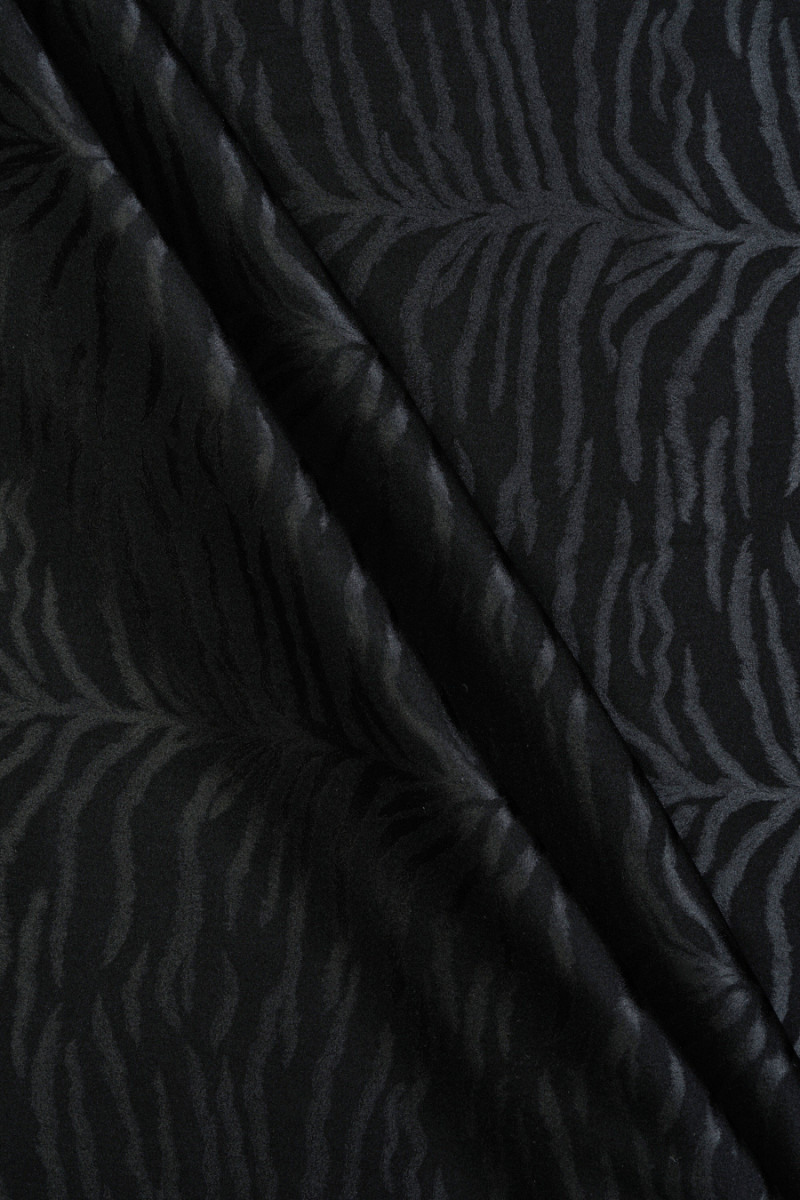 Tissu en soie tigre noir