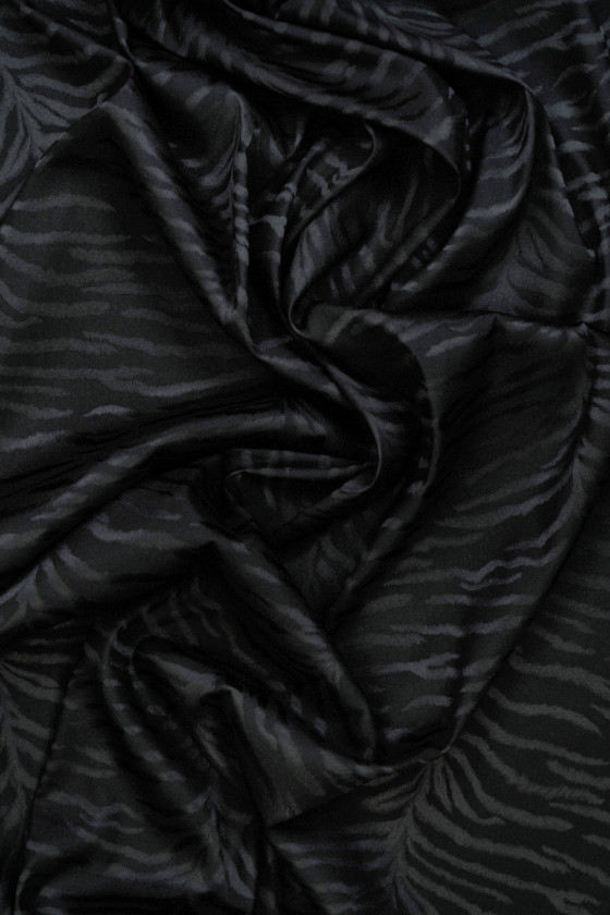 Stoff aus schwarzer Tigerseide COUPON 160 cm