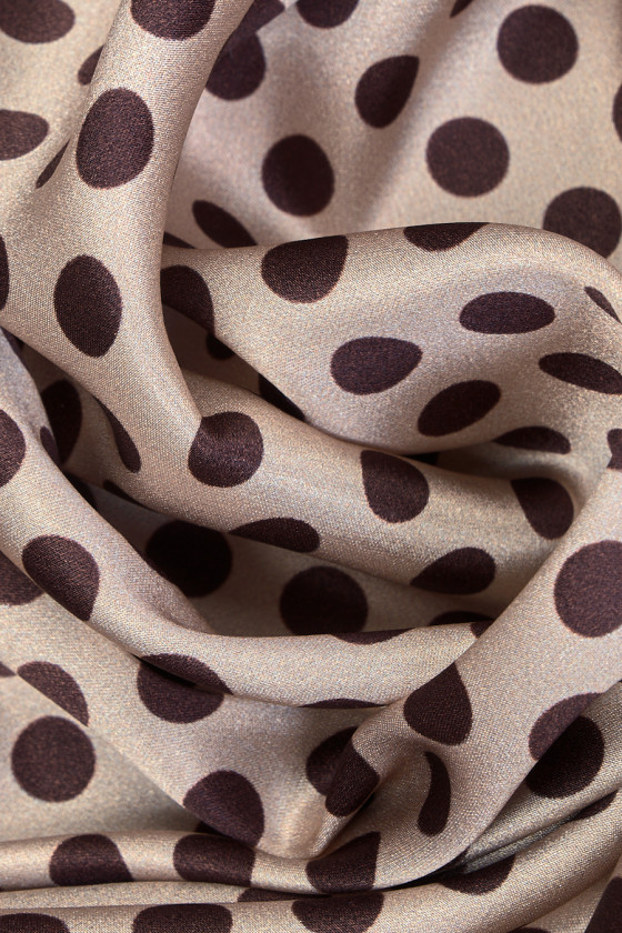 Satyna jedwabna beżowa w brązowe groszki