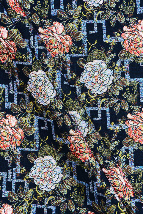 Marineblauwe jacquard met pastelkleurige bloemen