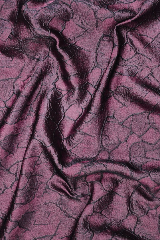 Fialová žakárová organza s vyvýšenými tvarmi