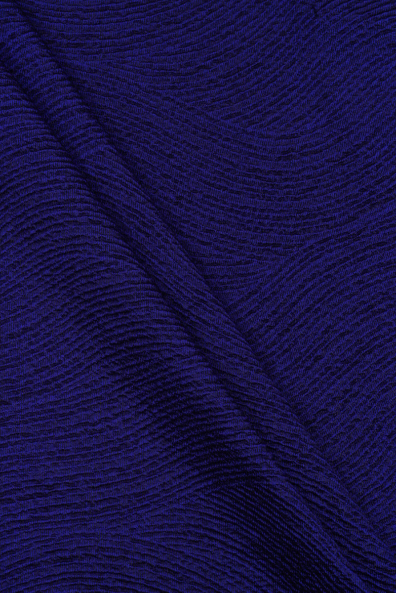 Jacquard mit kornblumenblauen Wellen