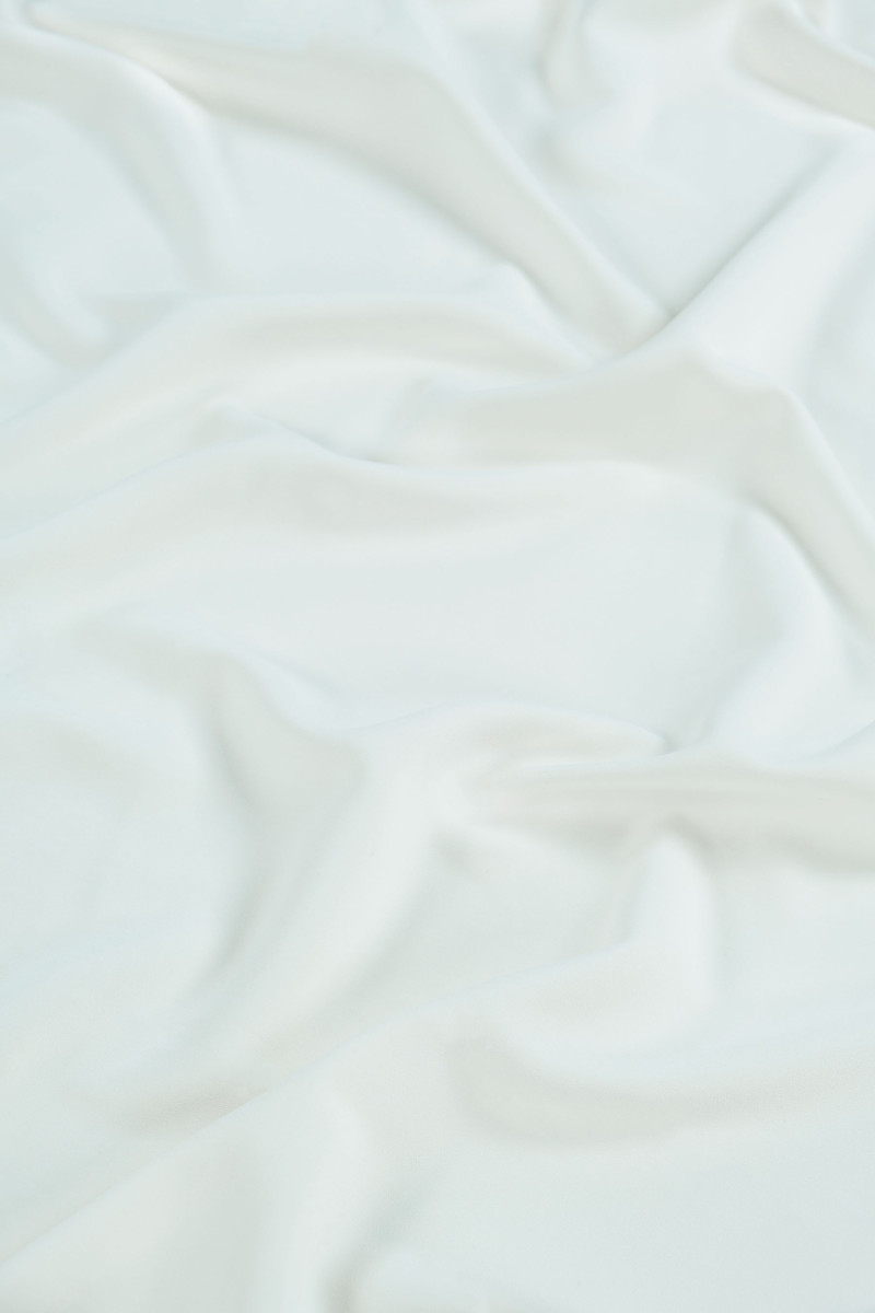 Keskeny krémszínű selyem palacsinta