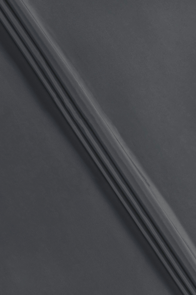 Hrubší hodvábno-polyesterový oceľový taft