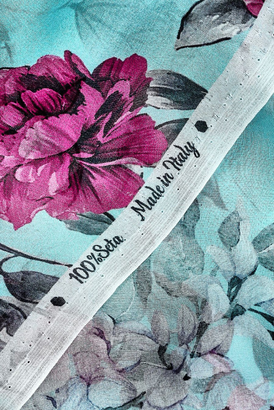 Hodvábny mušelín s fuchsiovými kvetmi