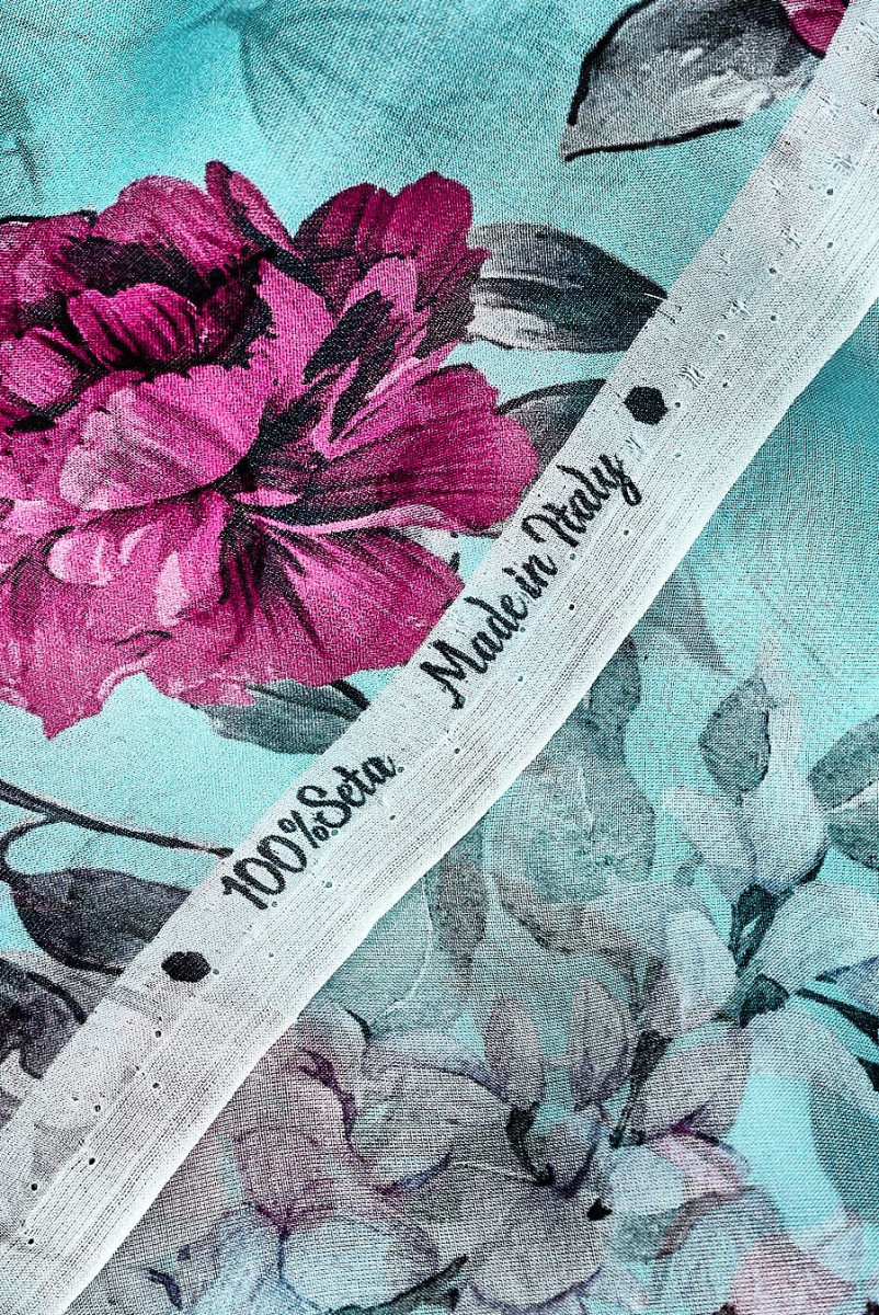 Hodvábny mušelín s fuchsiovými kvetmi