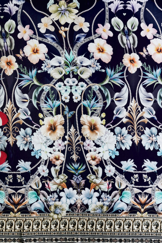 Floraler Seidensatin mit marineblauer Umrandung