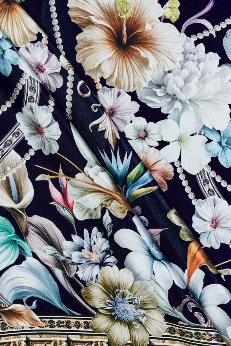 Floraler Seidensatin mit marineblauer Umrandung