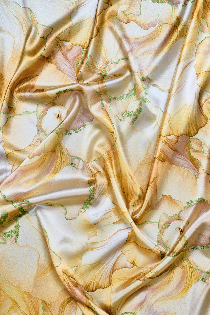 Gelbe Blumen aus Seidensatin