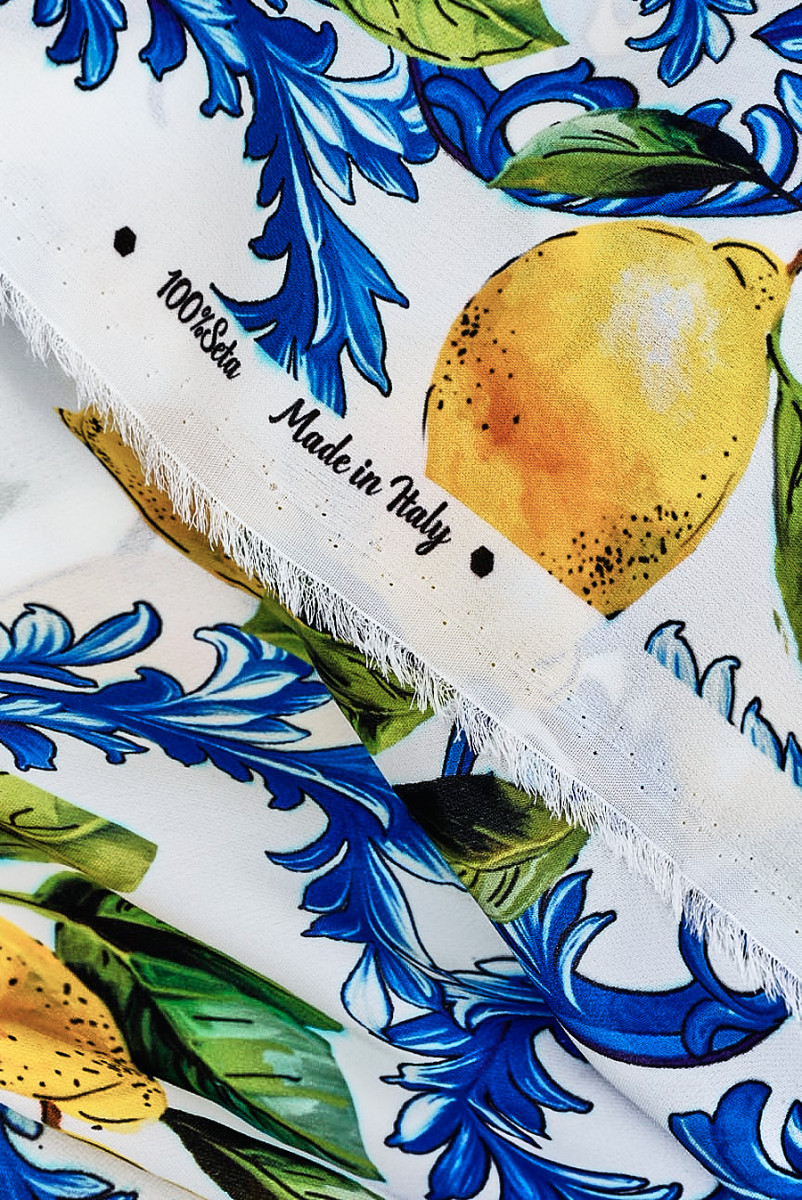 Zīda citronu krepe un rotājumi