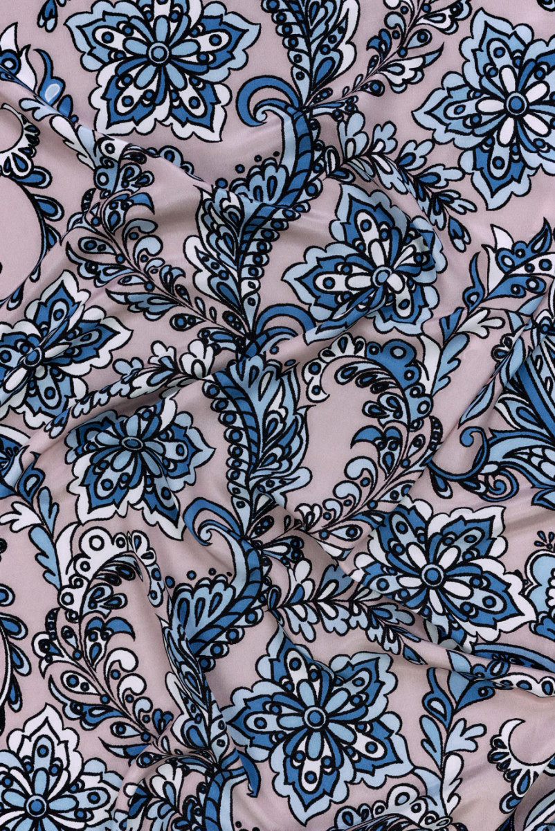 Crêpe, Seide, blaue Blumen und Paisley