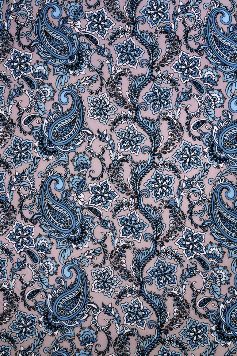 Crêpe zijde blauwe bloemen en paisley