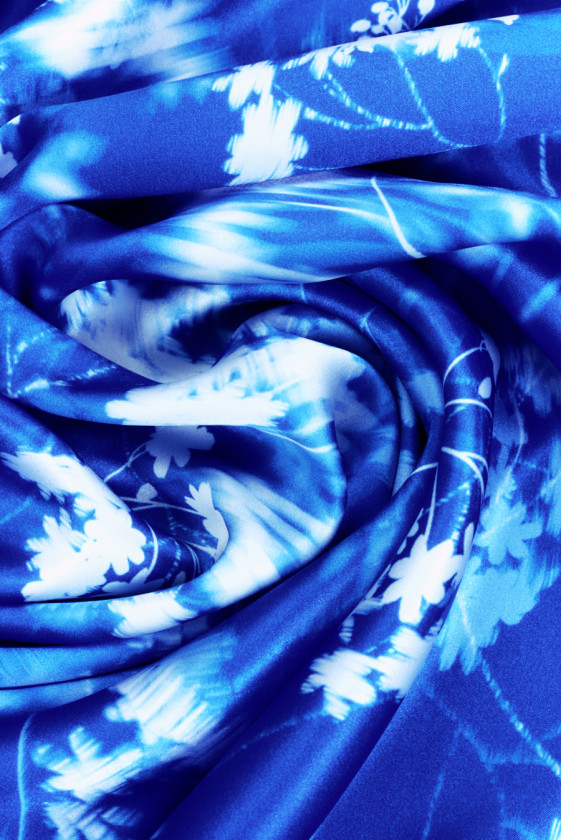 Kornblumenblauer Seidensatin mit verschwommenen Blumen