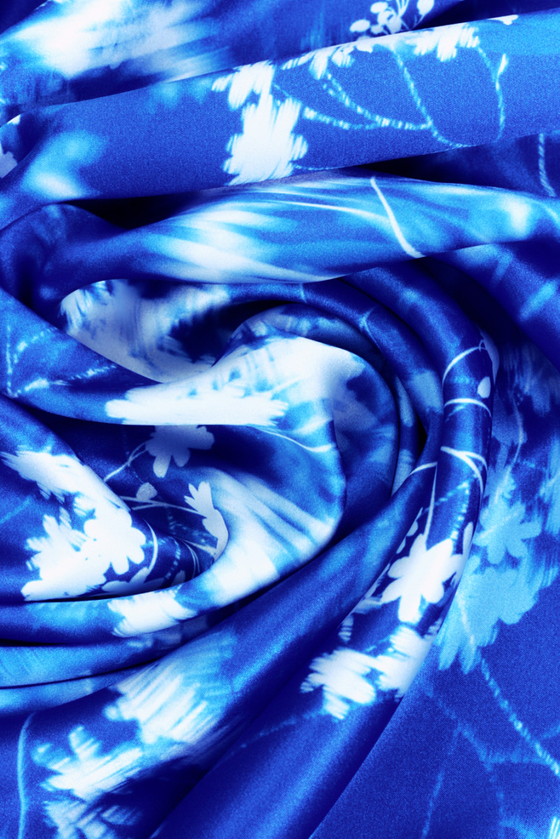 Kornblumenblauer Seidensatin mit verschwommenen Blumen