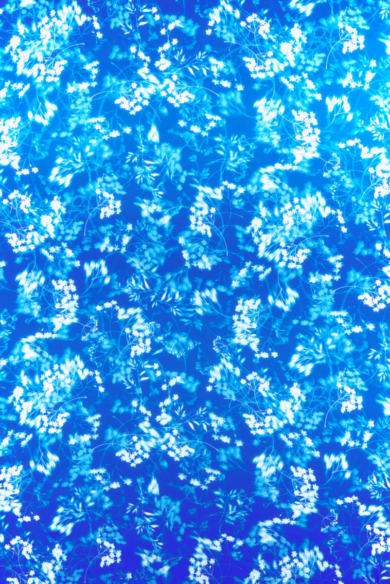 Kornblumenblauer Seidensatin mit verschwommenen Blumen