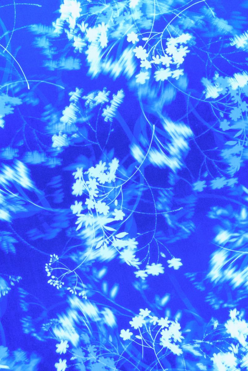 Kornblumenblauer Seidensatin mit verschwommenen Blumen