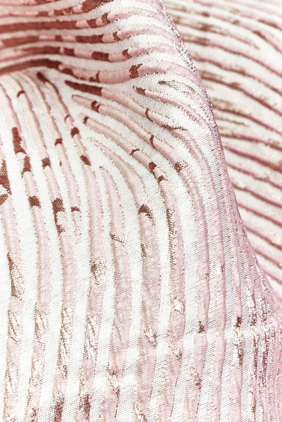 Pink jacquard in soft waves
