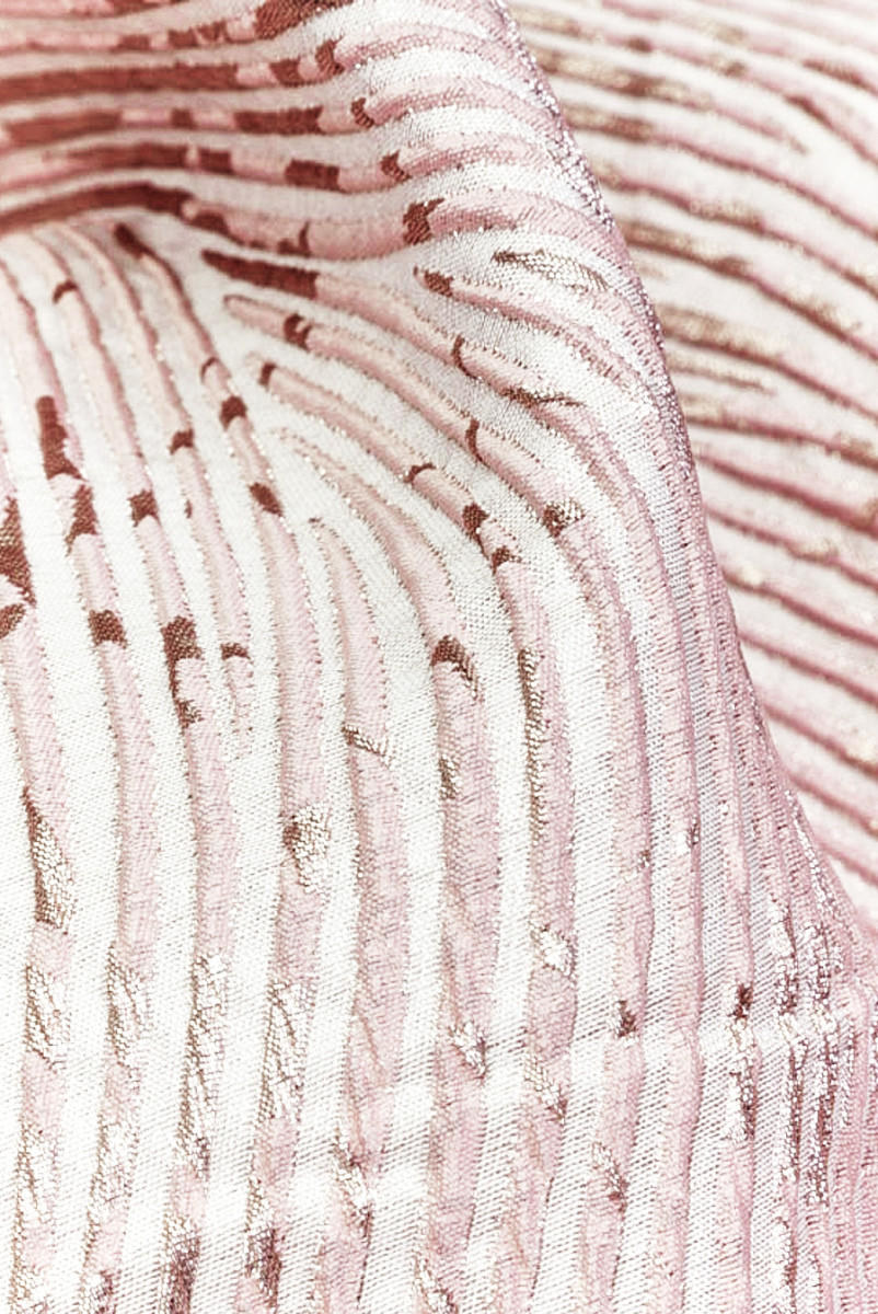 Pink jacquard in soft waves