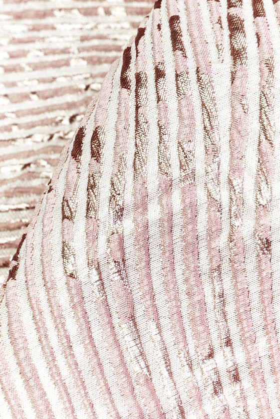 Pink jacquard in soft waves