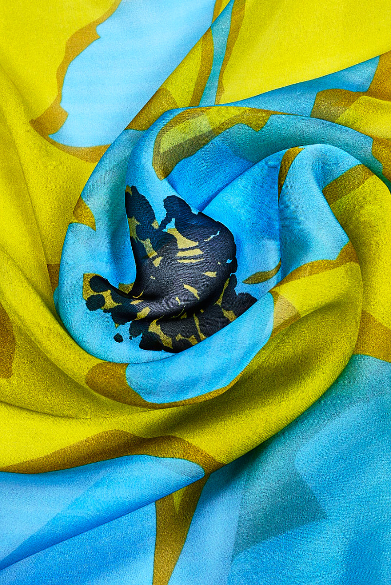 Musselin aus Seidenviskose mit blauen Blumen