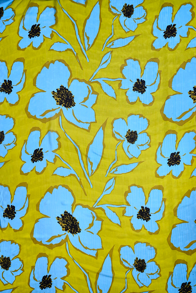Musselin aus Seidenviskose mit blauen Blumen