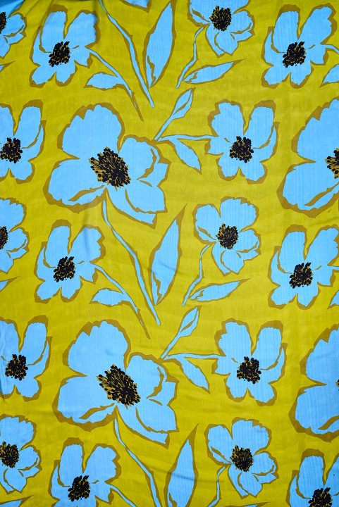 Silkesviskos muslin med blå blommor