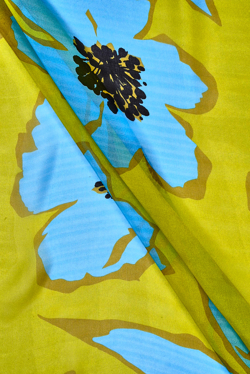 Musselin aus Seidenviskose mit blauen Blumen