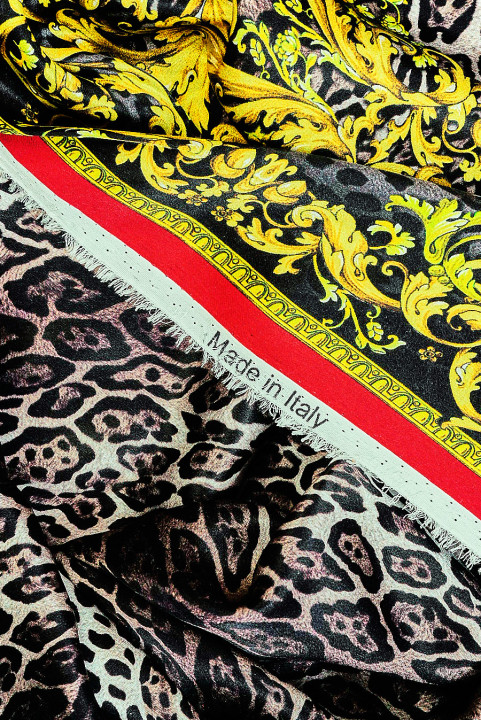 Panthère de soie satin et ornements