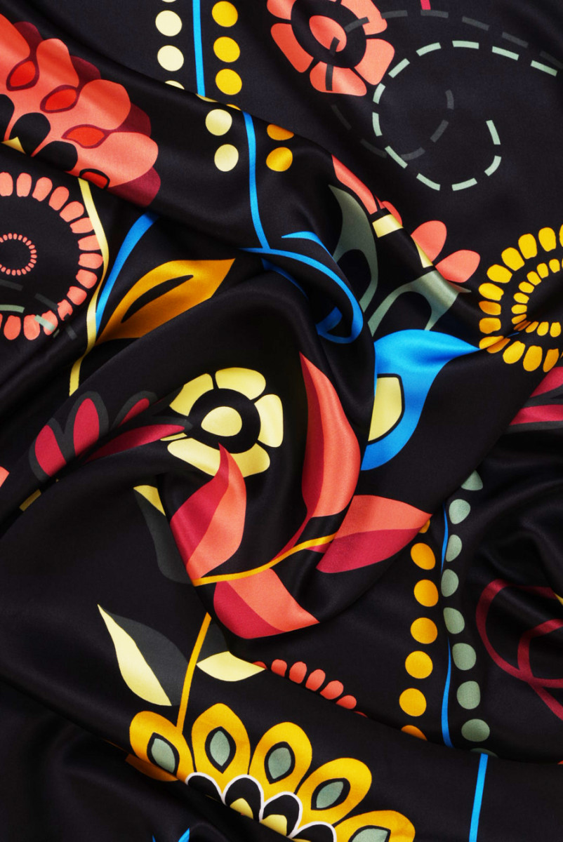 Seidensatin mit Blumen