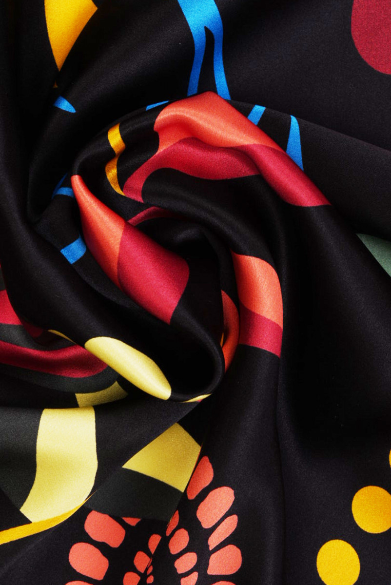 Seidensatin mit Blumen