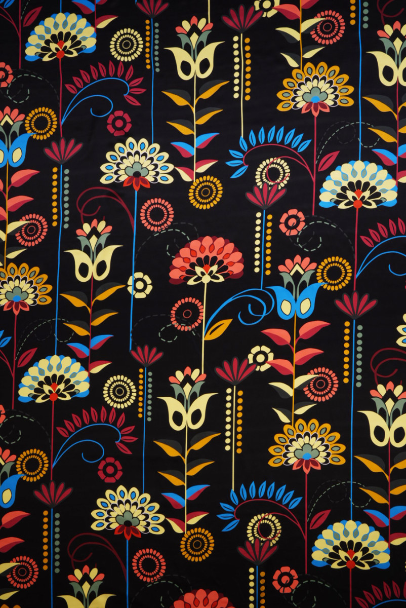 Seidensatin mit Blumen