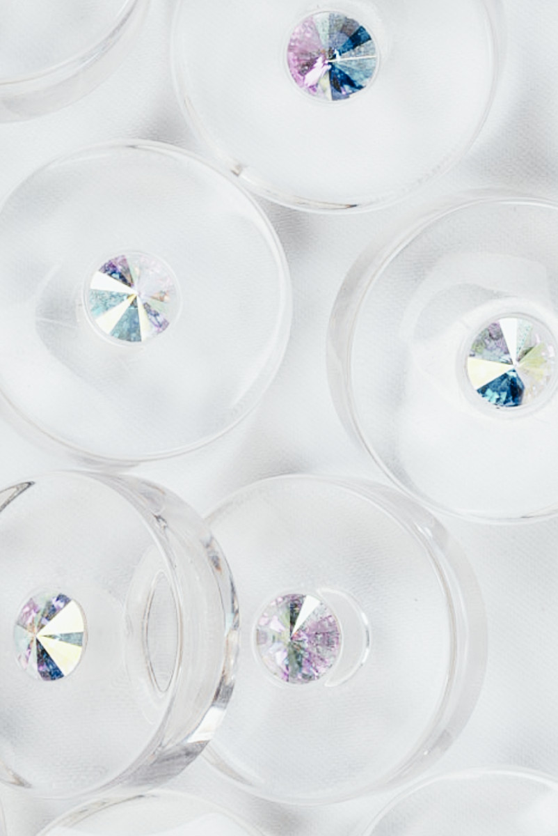 Liela caurspīdīga poga