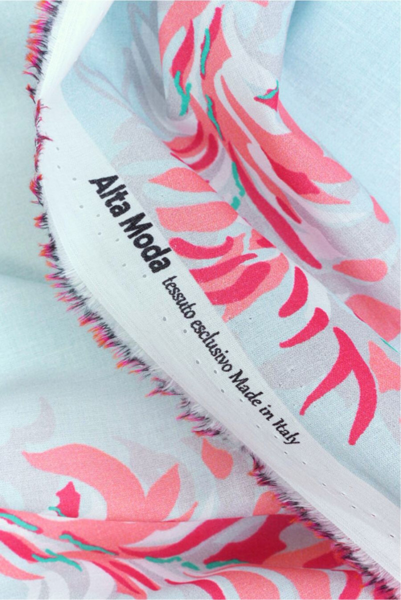 Cotton batiste with large feathers