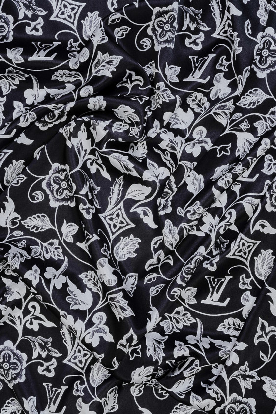 Charakteristischer Seidensatin in Schwarz