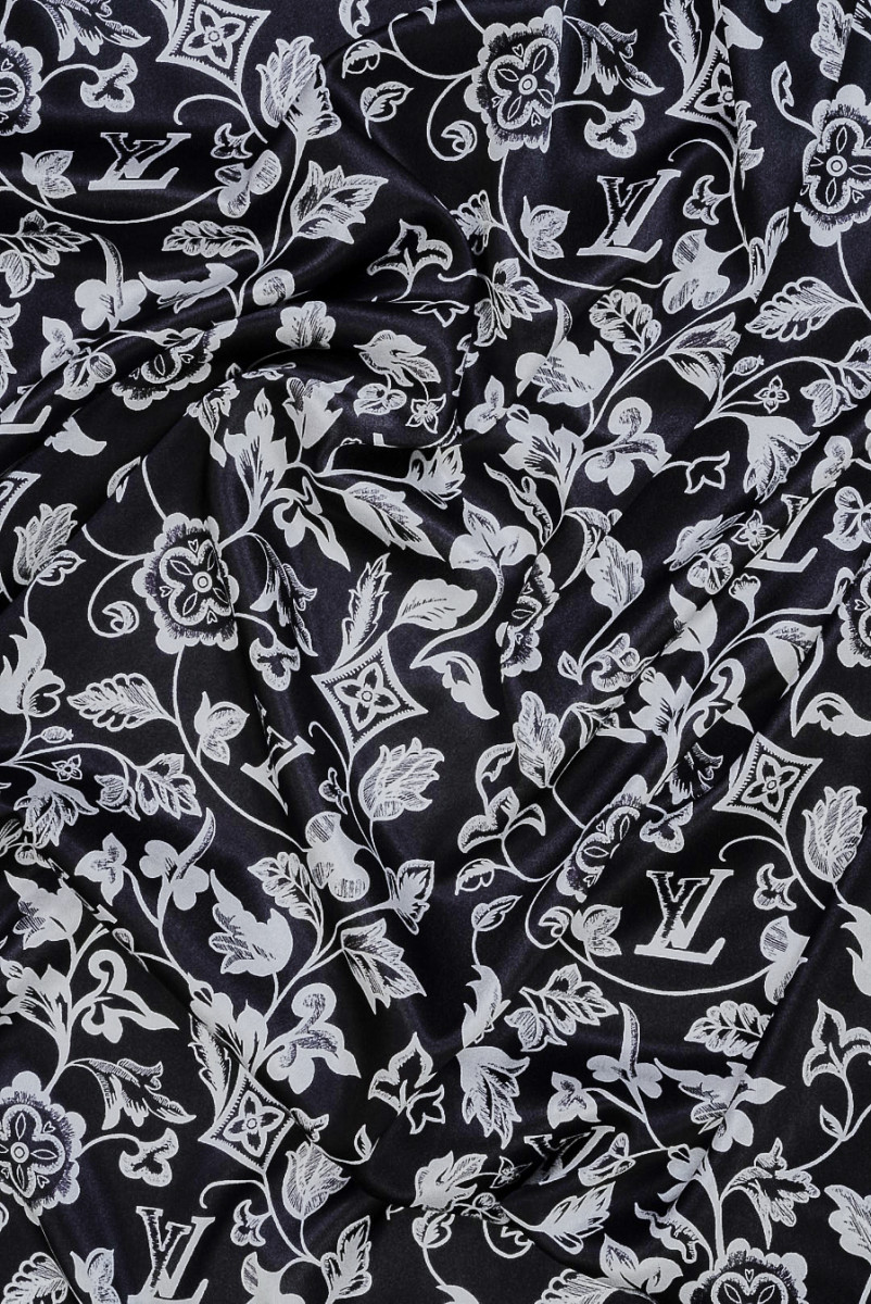 Charakteristischer Seidensatin in Schwarz