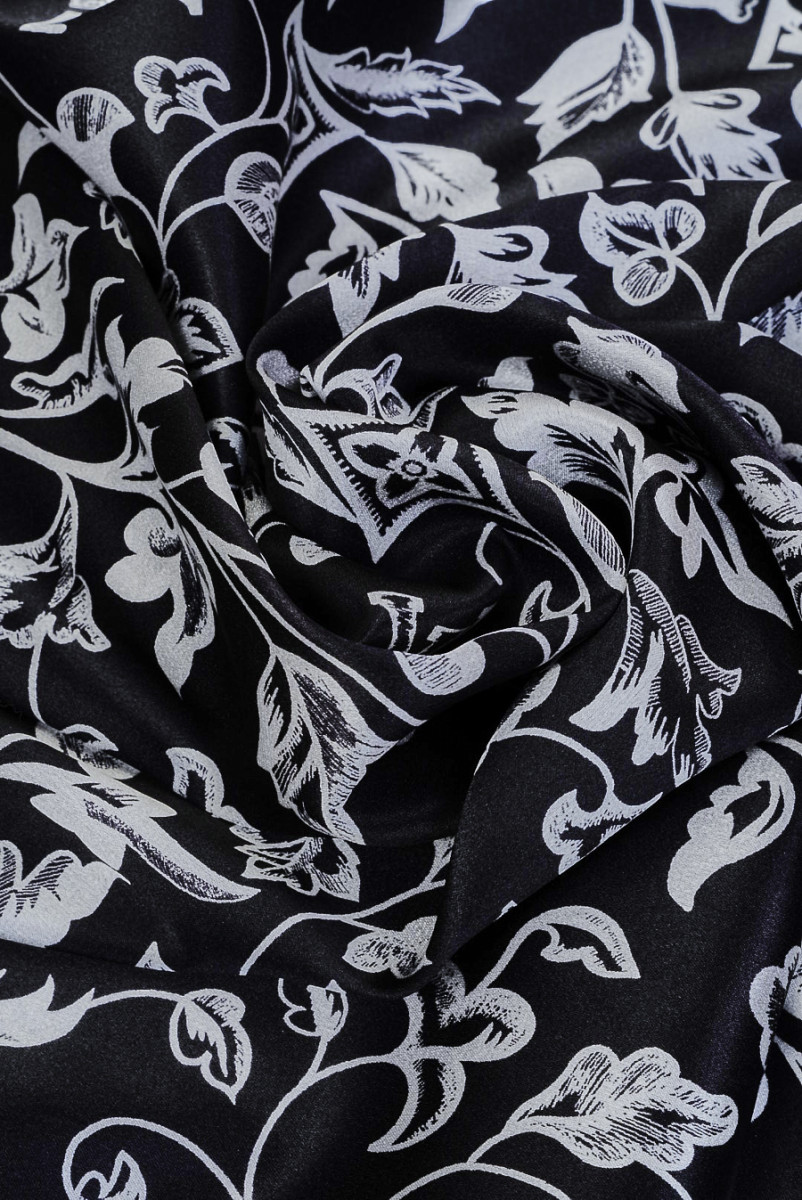 Charakteristischer Seidensatin in Schwarz