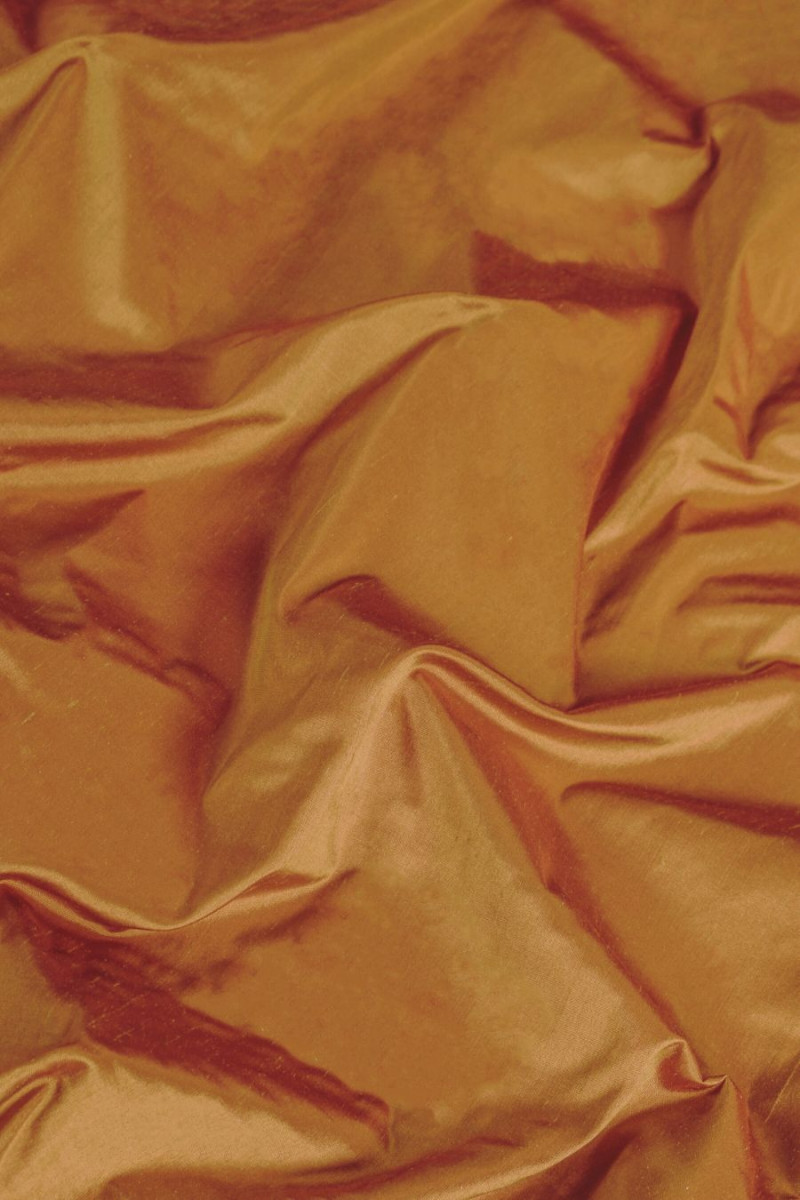 Seide Shandong Altgold mit Burgunderrot Zweiton