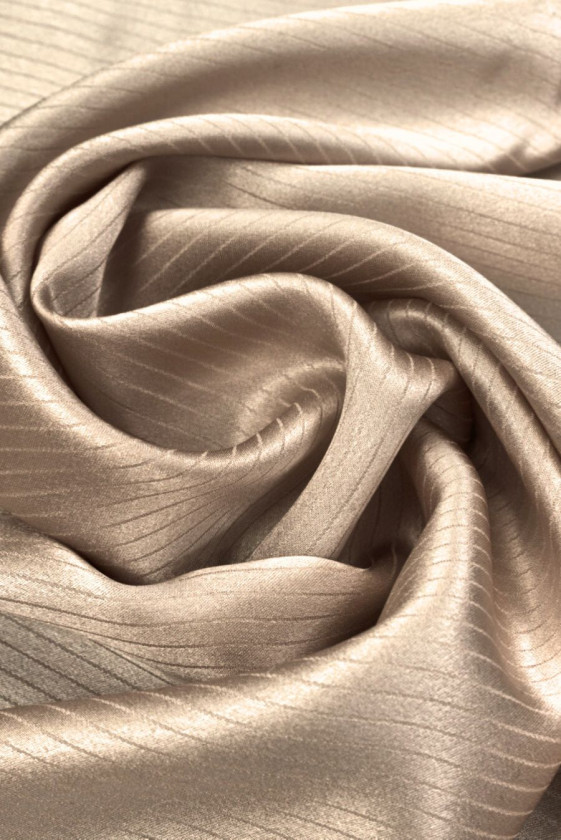 Beigefarbener Seidensatin mit Jacquard-Streifen