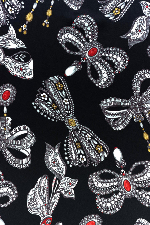 Must siidist satiinist ehted vibud