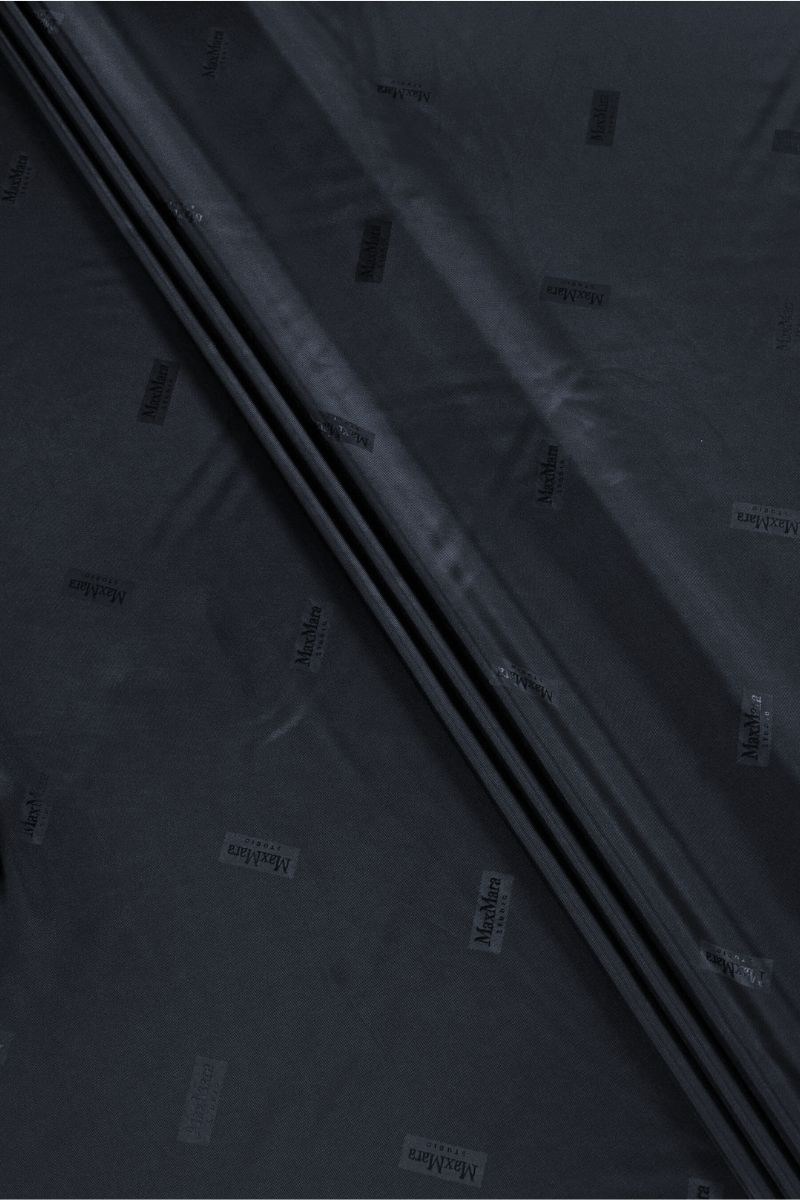 Jellegzetes bélés sötétkék