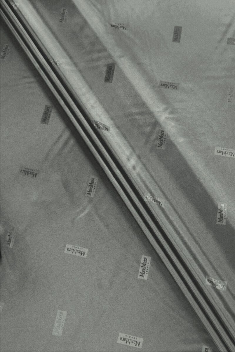 Фірмова підкладка сірого кольору