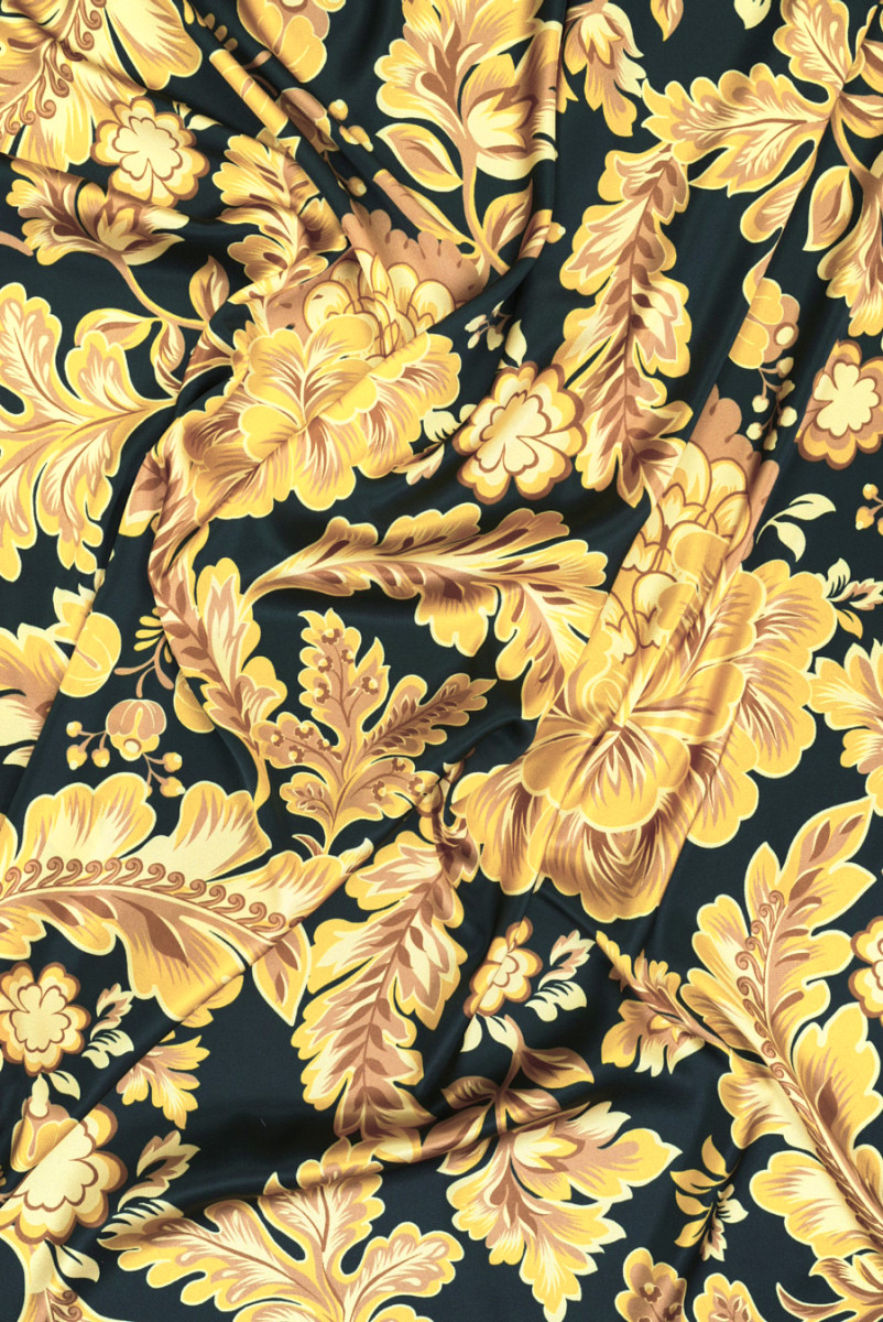 Seidensatin mit goldenen orientalischen Blumen