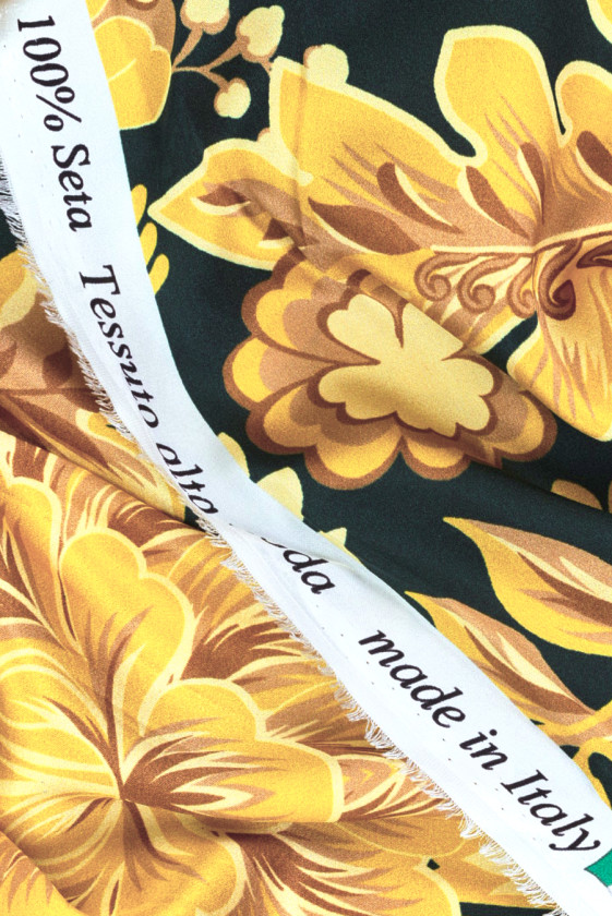 Seidensatin mit goldenen orientalischen Blumen