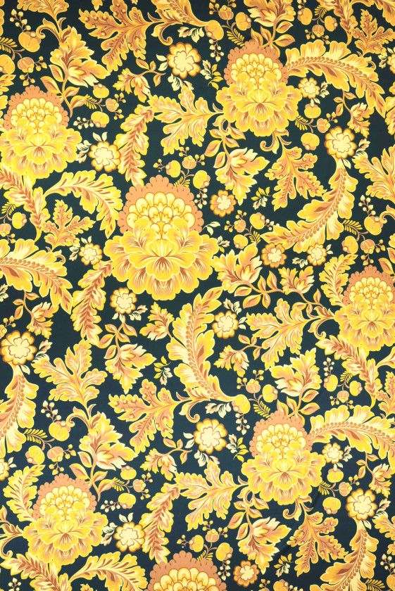 Seidensatin mit goldenen orientalischen Blumen