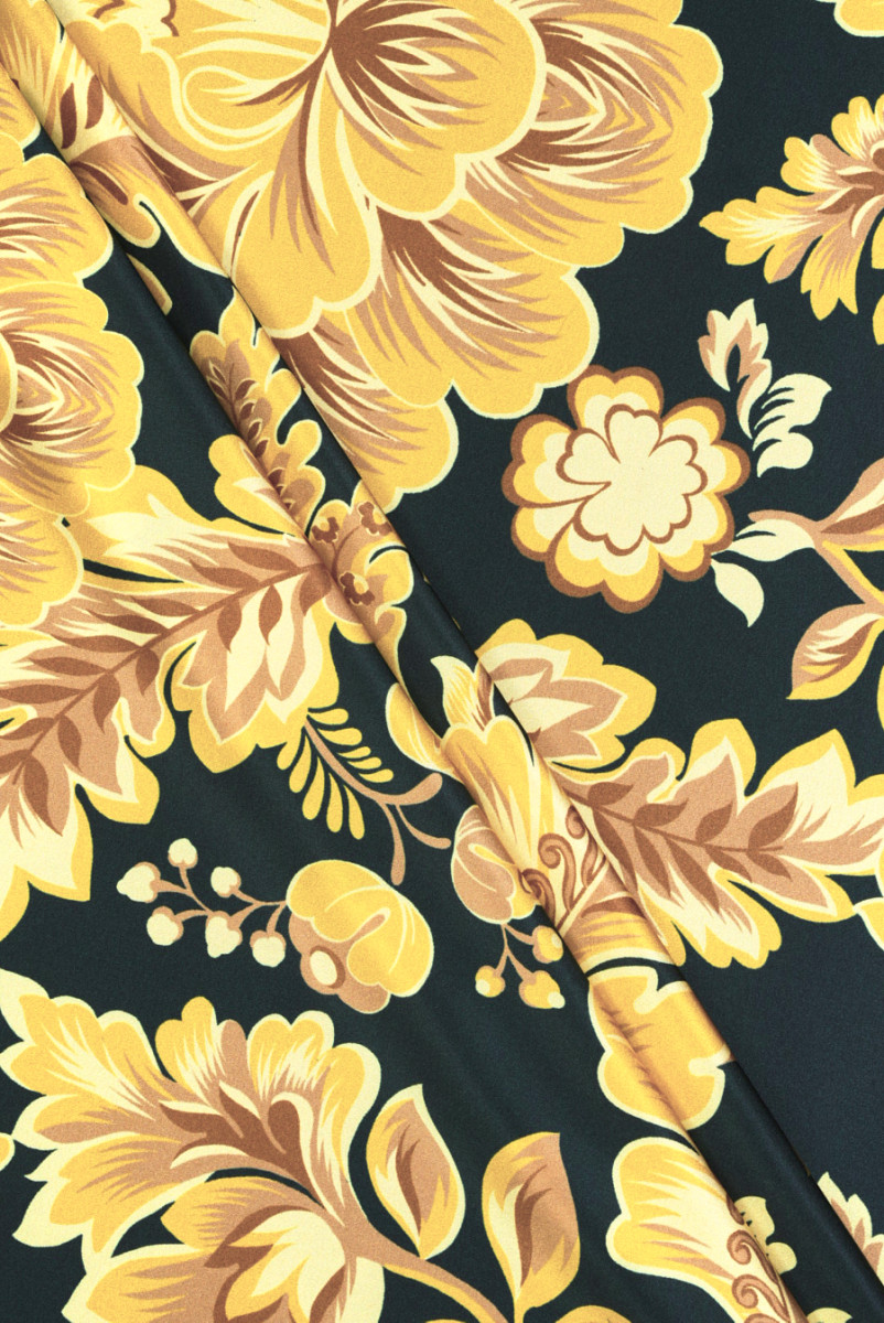 Seidensatin mit goldenen orientalischen Blumen